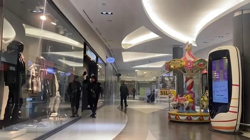 (FRAME DA VIDEO) Carabinieri entrano al Valecenter armati per perlustrare i negozi e l’intera area, subito dopo la fuga dei rapinatori, Marcon, 07 febbraio 2024. Rapinata la gioielleria Gioielli di Valenza da 4-5 uomini armati di mitra con passamontagna che hanno preso anche in ostaggio una dipendente del negozio. ANSA