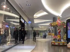 (FRAME DA VIDEO) Carabinieri entrano al Valecenter armati per perlustrare i negozi e l’intera area, subito dopo la fuga dei rapinatori, Marcon, 07 febbraio 2024. Rapinata la gioielleria Gioielli di Valenza da 4-5 uomini armati di mitra con passamontagna che hanno preso anche in ostaggio una dipendente del negozio. ANSA