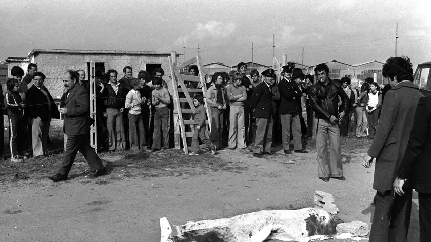 20050507 - ROMA - CRO - PASOLINI: VELTRONI, DICHIARAZIONI PELOSI RIACCENDONO DUBBI: INSIEME A FERITA DOLOROSA SI RIAPRE UNA DOMANDA DI VERITA' - Il corpo di Pier Paolo Pasolini coperto, nel luogo dove e' stato ritrovato, in una foto d'archivio del 2 novembre 1975. Pino Pelosi in un 'intervista alla trasmissione di Rai Tre ''Ombre del giallo'', che andra' in onda stasera alle 23:20, ha cambiato versione ed ha negato di essere l'assassino di Pier Paolo Pasolini sostenendo che a compiere il delitto all'Idroscalo di Ostia 30 anni furono altri tre ragazzi. Per il sindaco di Roma Walter Veltroni queste dichiarazioni ''riaprono, insieme con una ferita ancora dolorosa, una domanda di verita' che allora non ebbe risposta''. ANSA/DE
