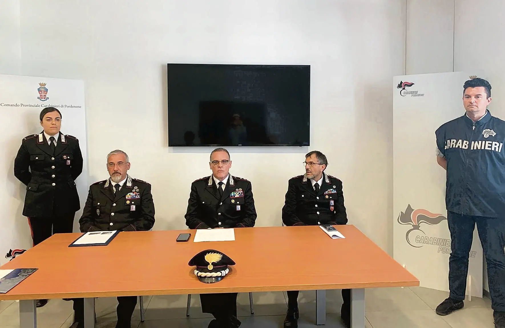 La conferenza stampa dei carabinieri: al tavolo Amato, Nicoletti e Cito, a sinistra il maresciallo Imparato