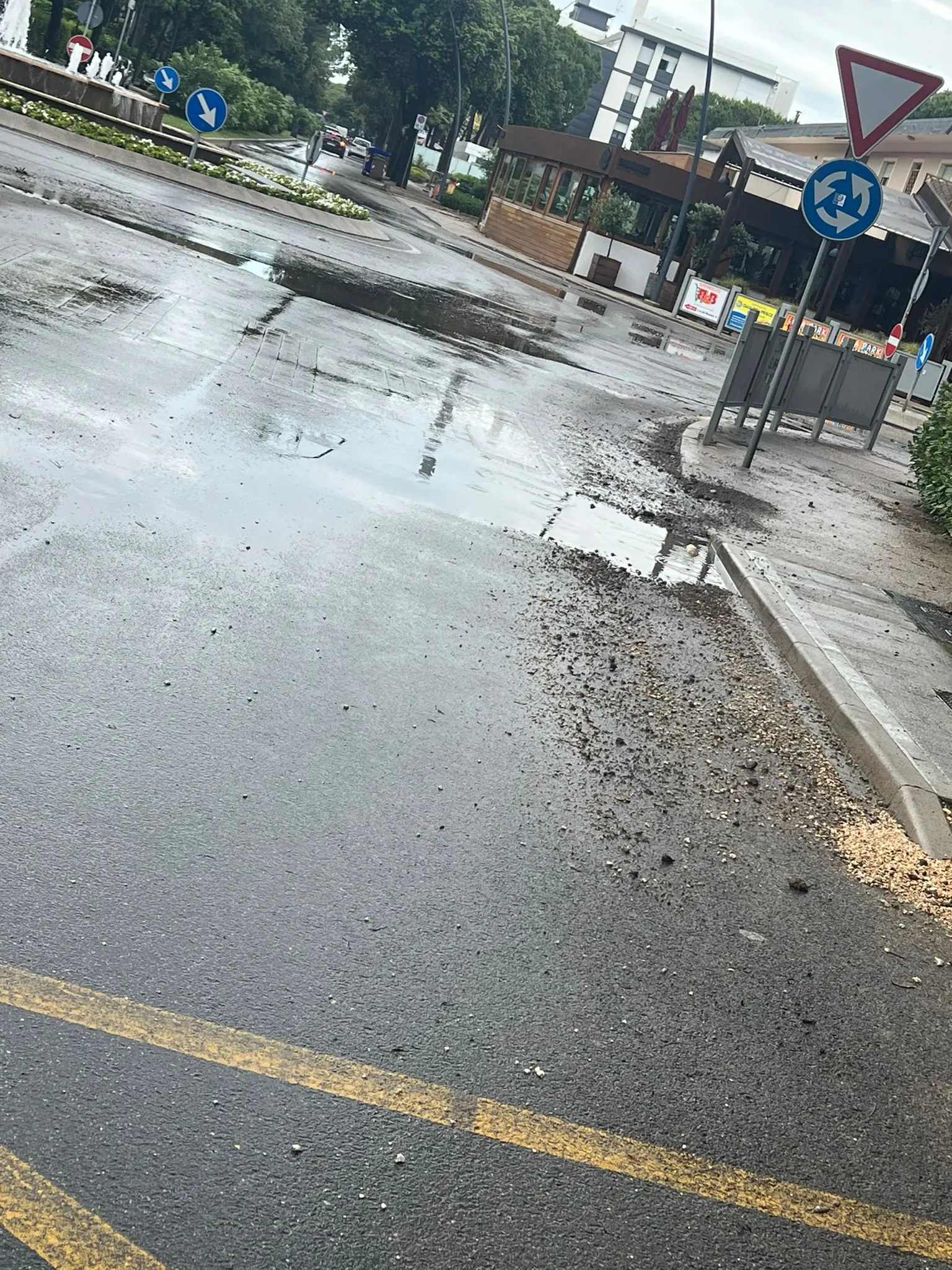 Una bomba d'acqua si è abbattuta nelle prime ore di venerdì mattina a Lignano: la località balneare è finita sott'acqua. Sono stati attivati 28 volontari con 9 automezzi per la gestione delle problematiche conseguenti all’evento meteo e il monitoraggio del territorio