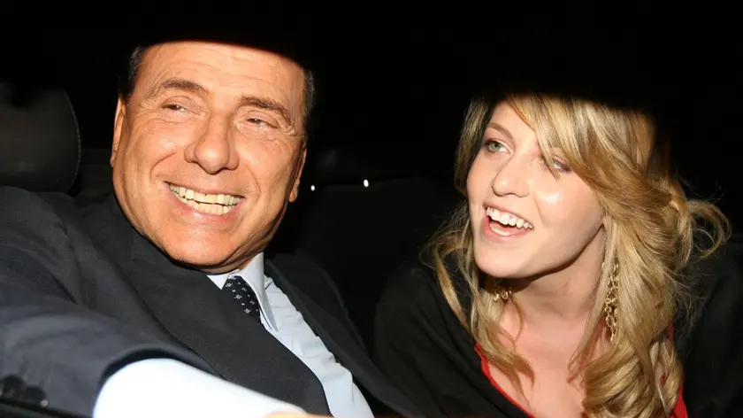Silvio Berlusconi con la figlia Barbara, in una immagine di archivio. ANSA/MAURIZIO DEGL'INNOCENTI