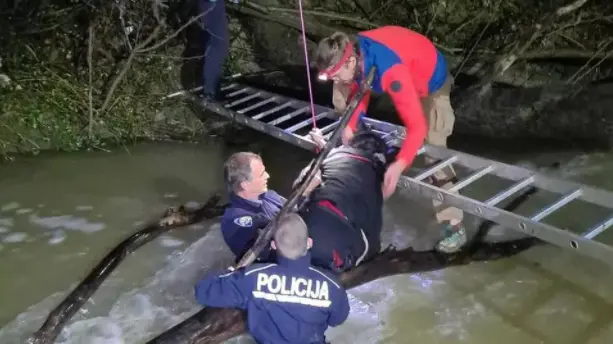 I soccorsi in azione (Foto Polizia slovena)