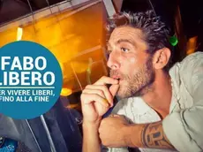 +++ATTENZIONE LA FOTO NON PUO' ESSERE PUBBLICATA O RIPRODOTTA SENZA L'AUTORIZZAZIONE DELLA FONTE DI ORIGINE CUI SI RINVIA +++ Un'immagine, tratta dal profilo Facebook dell'Associazione Luca Coscioni, del dj Fabo, al secolo Fabiano Antoniani, diventato cieco e tetraplegico a causa di un incidente stradale. L'uomo, 39 anni, si ?? rivolto all'Associazione Luca Coscioni e ha inviato un appello al presidente della Repubblica Sergio Mattarella affinch?? intervenga sul fine vita. Roma, 19 gennaio 2016. ANSA/ FACEBOOK