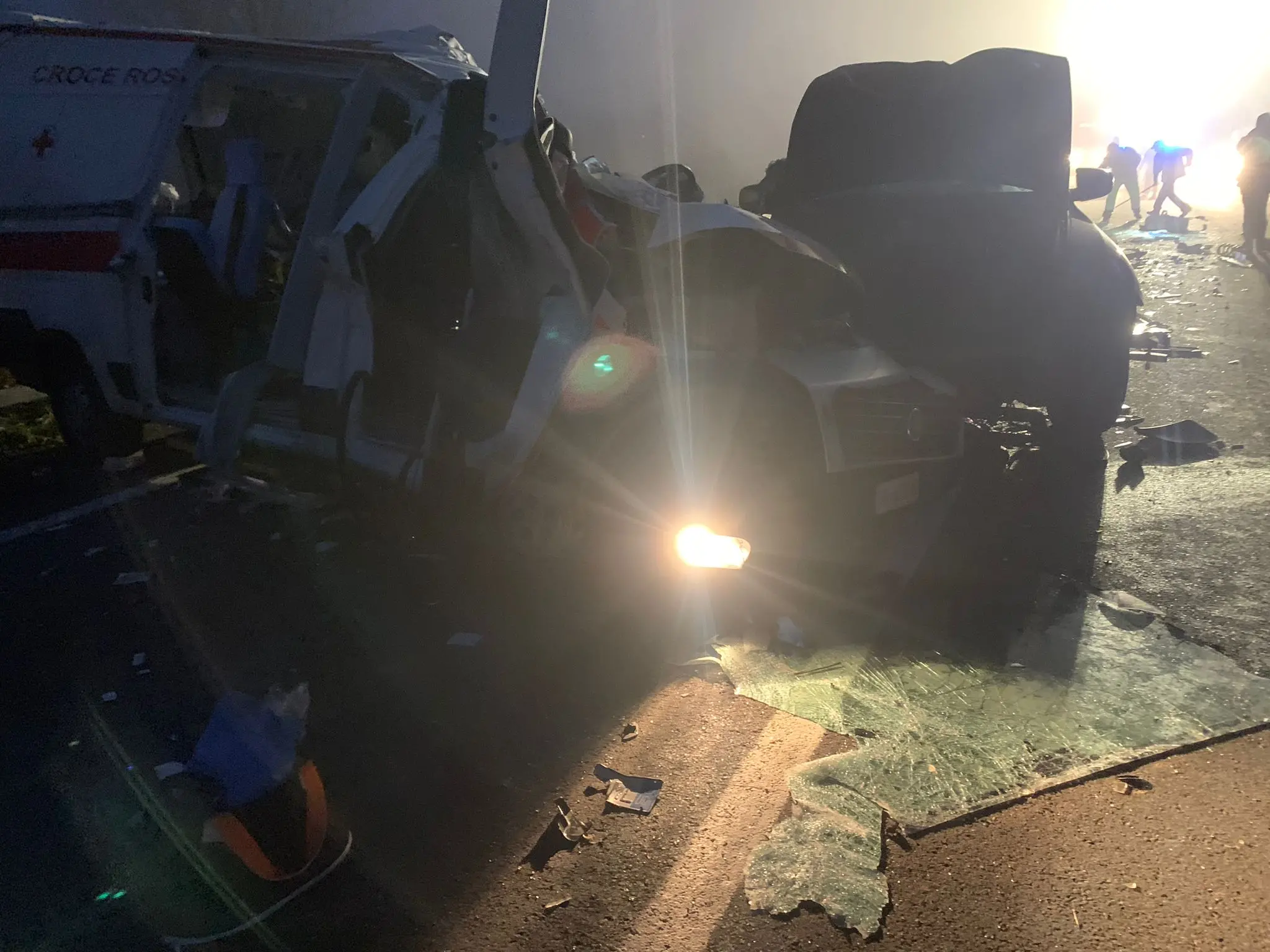 Un terribile incidente è costato la vita a tre persone oggi, martedì 2 gennaio, lungo la Cimpello-Sequals, all’altezza di Zoppola. A scontrarsi sono stati un’ambulanza della croce rossa, un Suv Bmw X5 e un camion. Il bilancio è tragico: cinque persone coinvolte, tre vittime e due feriti ricoverati in ospedale. Tra le ipotesi al vaglio un’invasione di corsia in un tratto di carreggiata contrassegnato dalla linea continua la causa dell'incidente. Ancora al lavoro le forze dell'ordine nonostante l'arrivo del buio: le immagini dal luogo dell'incidente © Foto Brisotto/Petrussi