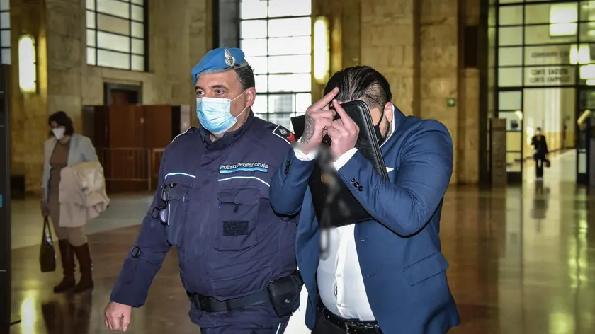 Alija Hrustic esce dall’aula accompagnato dalla Polizia Penitenziaria - Processo Alija Hrustic per l’omicidio del figlio Mehmed - Milano 30 Marzo 2021 Ansa/Matteo Corner