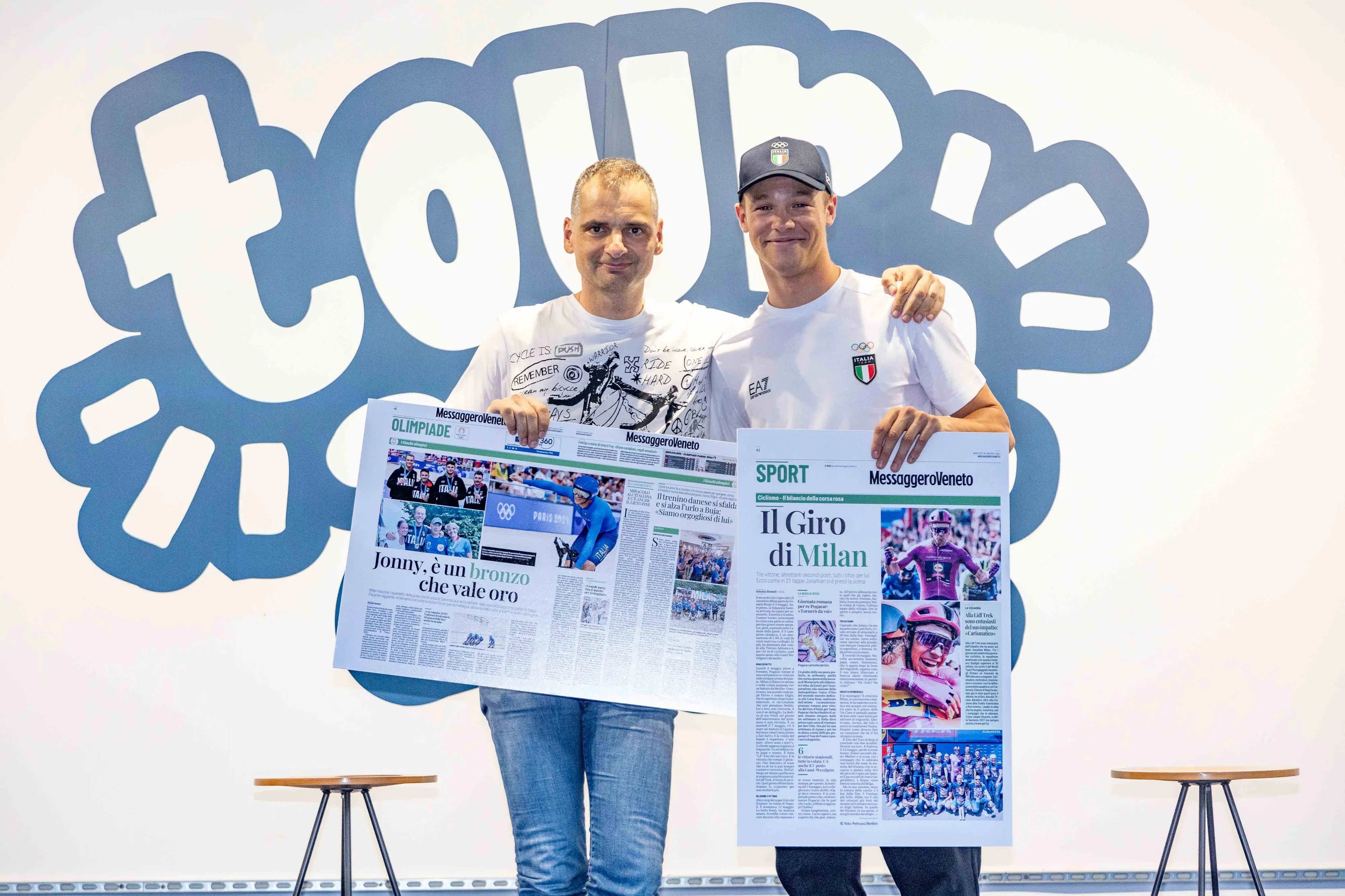 La consegna di due pagine speciali del Messaggero Veneto da parte del responsabile della redazione sport Antonio Simeoli (Foto Petrussi)