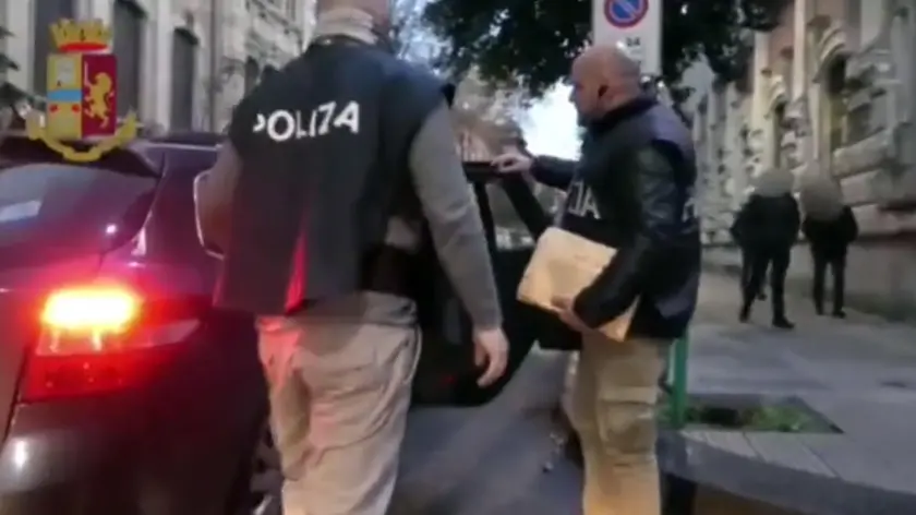 Un fermo immagine tratto da un video della polizia di Messina, 4 maggio 2021: La Polizia di Messina sta eseguendo decine di misure cautelari nei confronti degli appartenenti a due organizzazioni criminali di trafficanti di droga attive nel rione di Giostra, in passato teatro di una guerra tra i clan degli Arrigo e dei Bonanno per il controllo del territorio e del mercato degli stupefacenti. Le indagini, condotte dalla Squadra mobile diretta da Antonio Sfameni e coordinate dalla Dda guidata da Maurizio De Lucia, hanno consentito di far luce anche su una serie di tentati omicidi avvenuti proprio per contrasti nel mondo del traffico e dello spaccio di droga. Nel blitz sono stati impegnati 350 uomini di Polizia. ANSA/POLIZIA EDITORIAL USE ONLY NO SALES