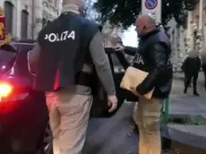 Un fermo immagine tratto da un video della polizia di Messina, 4 maggio 2021: La Polizia di Messina sta eseguendo decine di misure cautelari nei confronti degli appartenenti a due organizzazioni criminali di trafficanti di droga attive nel rione di Giostra, in passato teatro di una guerra tra i clan degli Arrigo e dei Bonanno per il controllo del territorio e del mercato degli stupefacenti. Le indagini, condotte dalla Squadra mobile diretta da Antonio Sfameni e coordinate dalla Dda guidata da Maurizio De Lucia, hanno consentito di far luce anche su una serie di tentati omicidi avvenuti proprio per contrasti nel mondo del traffico e dello spaccio di droga. Nel blitz sono stati impegnati 350 uomini di Polizia. ANSA/POLIZIA EDITORIAL USE ONLY NO SALES