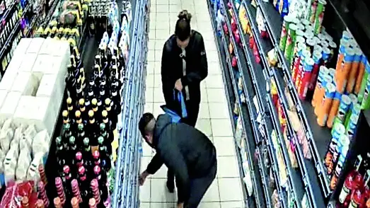 Un fermo immagine che documenta i furti tra gli scaffali del market
