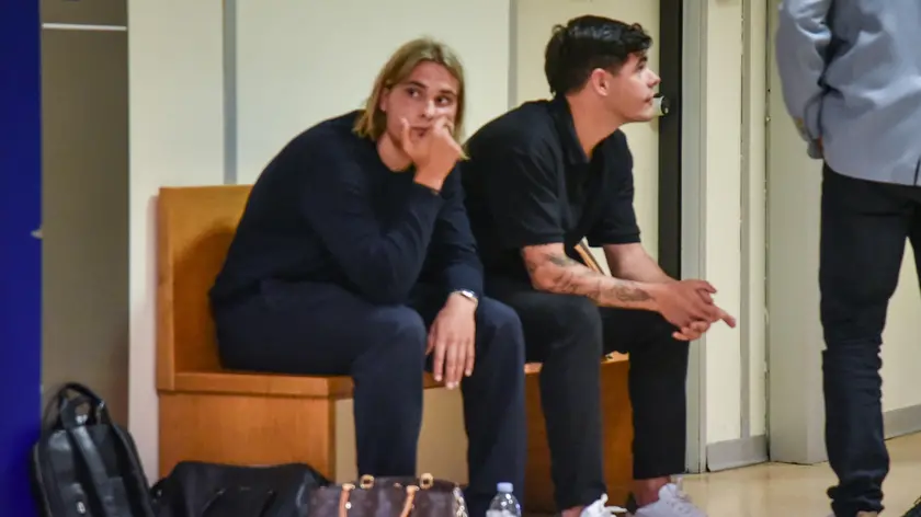 Federico Apolloni (S) e Mattia Lucarelli in tribunale, Milano, 12 giugno 2024. I due sono stati condannati a 3 anni e 7 mesi per violenza sessuale nei confronti di una studentessa americana di 22 anni. Lo ha deciso il gup di Milano, Roberto Crepaldi, al termine del processo con rito abbreviato in cui ci sono altri tre imputati. ANSA / Matteo Corner