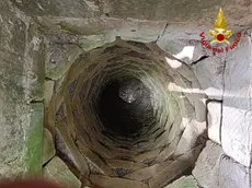 Il pozzo artesiano di circa 7 metri dove sono caduti una donna e un bambino di 10 anni, in una zona di campagna di Palazzolo Acreide, nel Siracusano, 27 giugno 2024. La donna è stata recuperata da una squadra del Nucleo speleo alpino fluviale e affidata alle cure del 118, il bambino è morto. ANSA/ VIGILI DEL FUOCO ++ANSA PROVIDES ACCESS TO THIS HANDOUT PHOTO TO BE USED SOLELY TO ILLUSTRATE NEWS REPORTING OR COMMENTARY ON THE FACTS OR EVENTS DEPICTED IN THIS IMAGE; NO ARCHIVING; NO LICENSING++ NPK ++
