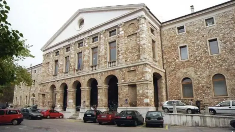 Il processo si è aperto nei giorni scorsi davanti al giudice monocratico Roberto Pecile e proseguirà a settembre, con l’audizione dei primi testi