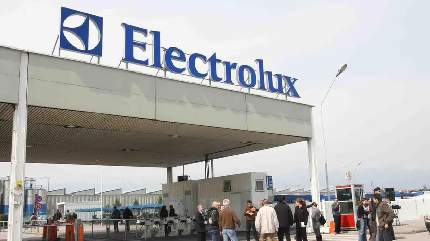 Una veduta esterna dello stabilimento Electrolux di Porcia (Pordenone), in una immagine di repertorio..ANSA/ALBERTO LANCIA