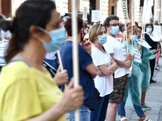 Un momento della manifestazione degli infermieri sotto la sede della regione Liguria, che protestano per il rinnovo del contratto e il loro riconoscimento nella sanita'. Genova, 25 Giugno 2020. ANSA/LUCA ZENNARO