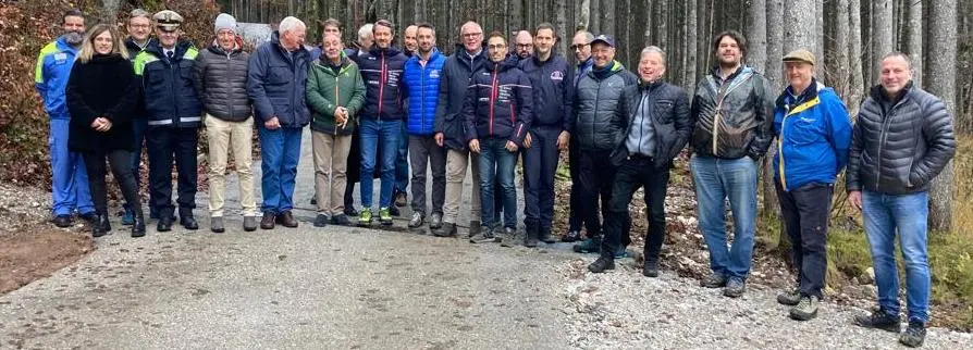Foto di gruppo ai piedi della salita del Lussari con al centro il direttore del Giro Mauro Vegni, il direttore di corsa Stefano Allocchio e i rappresentanti del Comitato tappa guidati da Andrea Cainero
