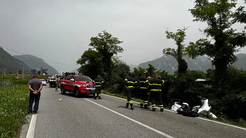 A destra la moto finita nel fosso, sullo sfondo il trattore coinvolto nell'incidente