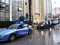 Esterno della Questura di Ragusa con pattuglia della polizia/ Foto Questura Ragusa
