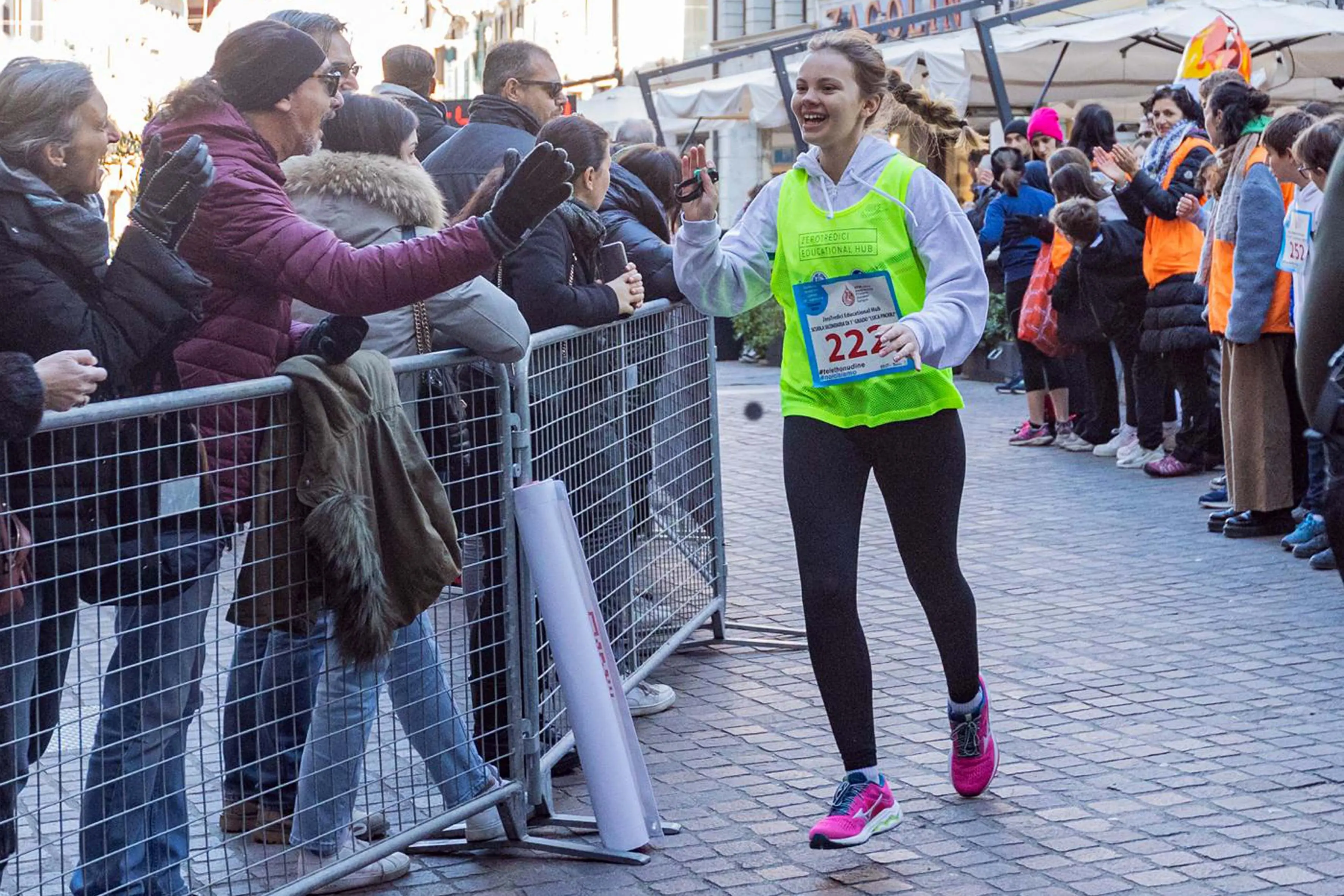 La 26esima edizione della Staffetta Telethon ha visto Udine animata da 870 squadre, per un totale di oltre 22mila partecipanti, tra cui 1.500 studenti. L'evento, che si è svolto dal 30 novembre al 1 dicembre, ha battuto un nuovo record di solidarietà, con la speranza di superare i 320mila euro di donazioni per la ricerca sulle malattie genetiche rare. Molti sportivi, tra cui il campione paralimpico Antonio Fantin, hanno preso parte all'iniziativa, insieme a tanti altri volontari e partecipanti, che hanno corso su un percorso di 1.920 metri nel cuore della città. Un grande successo, che ha coinvolto anche diverse associazioni e realtà locali. Foto Petrussi