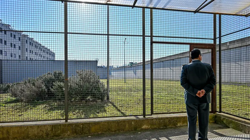 La Casa Circondariale di Civitavecchia, Roma, 1 febbraio 2024. ANSA/ALESSANDRO DI MEO (carcere, carceri, carcerato, carcerati, detenuto, detenuta, detenute, detenuti, detenzione, reclusione, agente, agenti, polizia penitenziaria, sbarre, muro, muri, muro di cinta, sentinella, telecamera, telecamere, sorveglianza, penitenziario, generica, simbolica)
