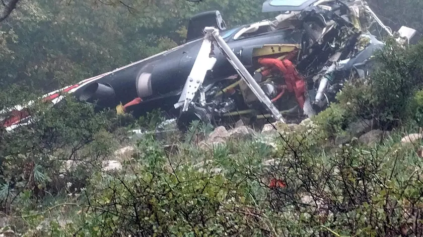 Il relitto dell'elicottero precipitato questa mattina in località Castel Pagano in agro di Apricena (Foggia), 5 Novembre 2022. ANSA/118