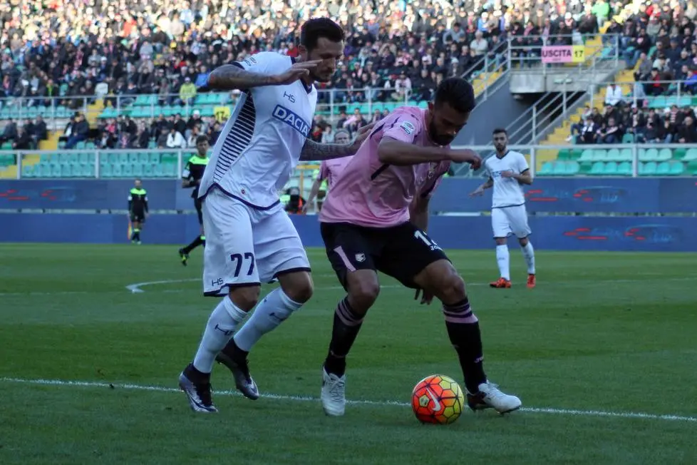 Costarica's Palermo Giancarlo Gonzalez fights for the ball with Udinese Cyril Thereau during the Serie A soccer match Palermo vs Udinese at Renzo Barbera stadium in Palermo, 24 Jamuary 2016. ANSA/CORRADO LANNINO