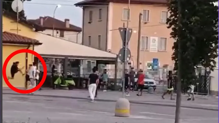 Il momento in cui, durante la rissa, un giovane colpisce violentemente alla schiena un coetaneo