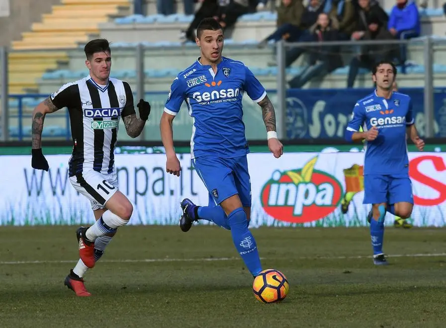 Empoli's midfielder Rade Krunic, center, runs with the ball during the Italian serie A soccer match between Empoli FC vs Udinese Calcio at Carlo Castellani Stadium in Empoli, Italy, 22 January 2017. ANSA/CLAUDIO GIOVANNINI