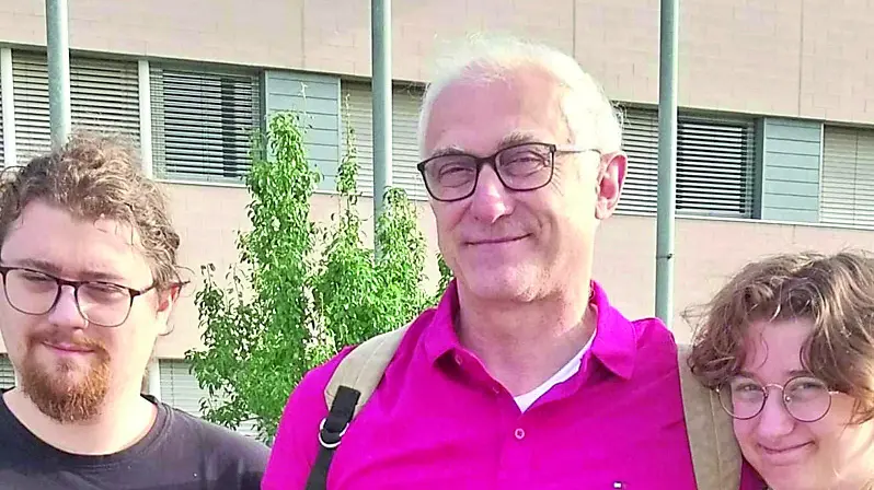 Ivano Bardus il giorno dell’esame di maturità allo Stringher con i figli Giulio ed Elisabetta