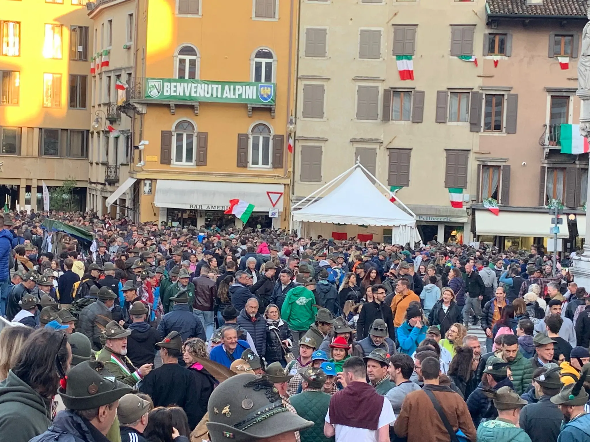 La pioggia non ha scoraggiato le migliaia e migliaia di persone arrivate a Udine per partecipare alla 94esima Adunata nazionale degli alpini che si tiene in città fino a domenica 14 maggio. Ecco le vie del centro invase da penne nere e cittadini