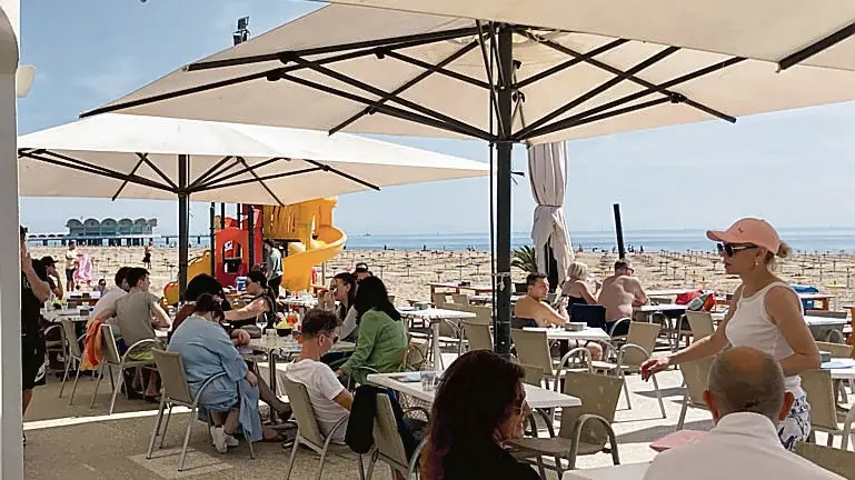 A Lignano sono stati in tanti a non voler rinunciare alla tintarella nonostante la presenza dei mezzi di lavoro in spiaggia