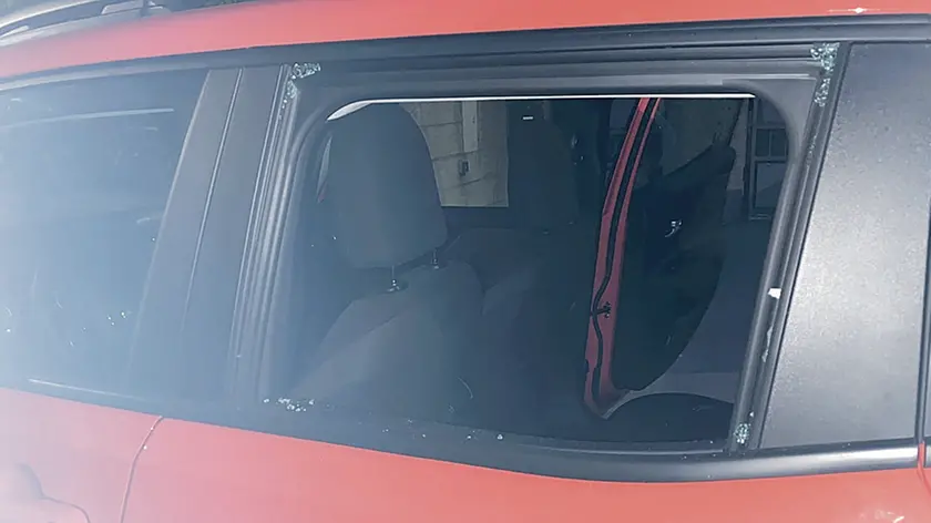 Il finestrino rotto del Suv che, nel pomeriggio di venerdì, è stato preso di mira dai ladri in zona di viale Venezia