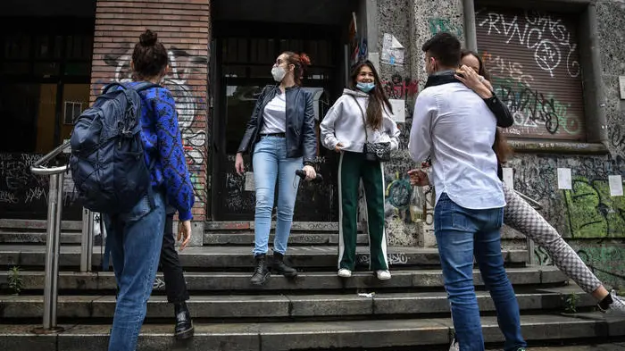 Studenti davanti al Liceo Virgilio in occasione del primo giorno di esami di maturità con le normative anticontagio per coronavirus Covid-19, Milano, 17 giugno 2020. ANSA/ MATTEO CORNER
