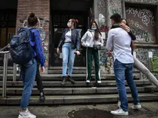 Studenti davanti al Liceo Virgilio in occasione del primo giorno di esami di maturità con le normative anticontagio per coronavirus Covid-19, Milano, 17 giugno 2020. ANSA/ MATTEO CORNER