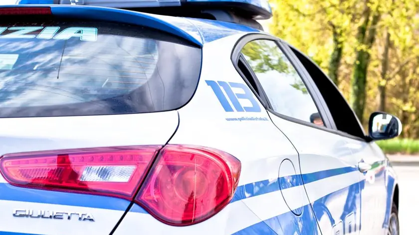 La squadra mobile di Pordenone ha arrestato un uomo che rubava farmaci e materiale sanitario presso l'azienda in cui lavorava