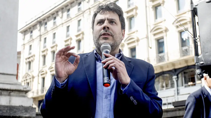 Daniele Nahum organizzatore del presidio contro l'antisemitismo in piazza cordusio a Milano, 5 maggio 2024. ANSA/MOURAD BALTI TOUATI