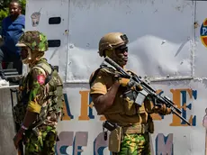 epa11484534 A Kenyan police officer stands guard in the center of Port-Au-Prince, Haiti, 17 July 2024. Kenyan and Haitian police faced off with several members of armed gangs in the center of Port-Au-Prince, the first confrontation since the Kenyan officer's arrival to the country the last month. EPA/Mentor David Lorens