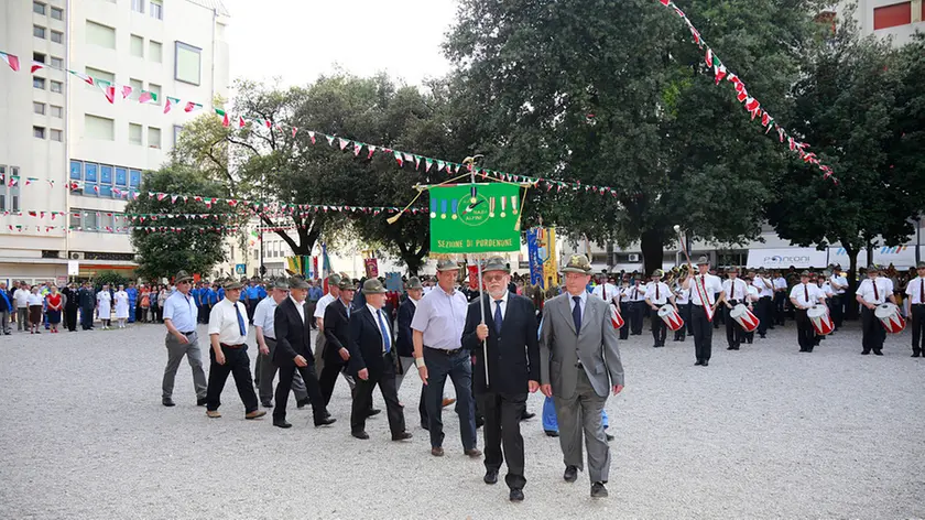 ADUNATA PROVINCIALE ALPINI, ALZABANDIERA