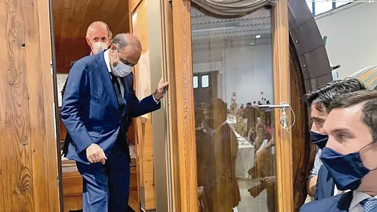 Bruno Vespa e Luca Zaia in vista al prototipo della casa-botte