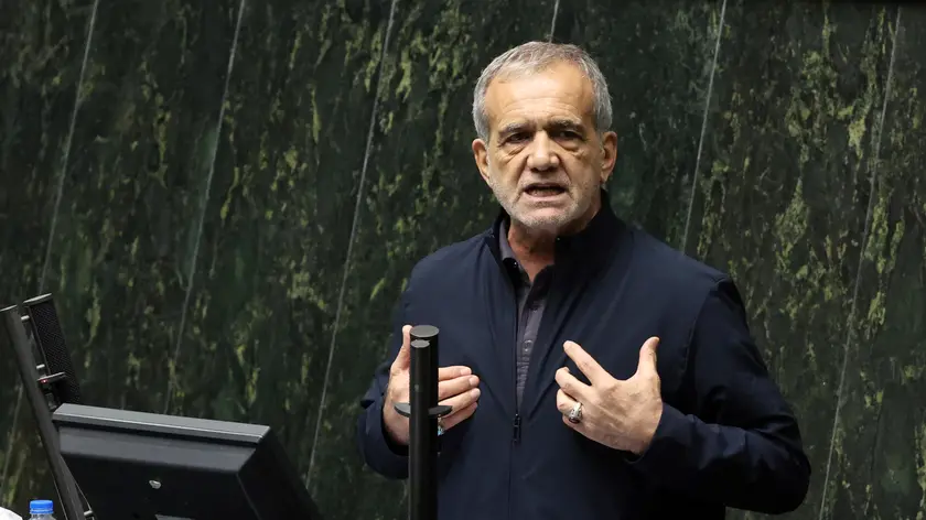 epa11557861 Iranian President Masoud Pezeshkian delivers a speech on his proposed cabinet at the Iranian Parliament in Tehran, Iran, 21 August 2024. According to Iranian state media, the parliament approved in a vote of confidence all cabinet ministers proposed by the Iranian president. EPA/ABEDIN TAHERKENAREH