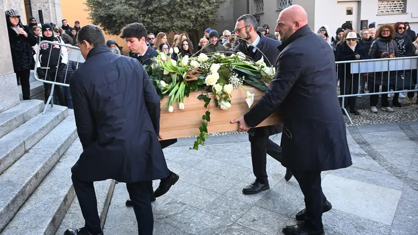 Il feretro portato all'entrata della basilica di Sant'Angelo Lodigiano per l'ultimo saluto a ristoratrice Giovanna Pedretti, 22 gennaio 2024. ANSA/DANIEL DAL ZENNARO