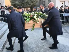 Il feretro portato all'entrata della basilica di Sant'Angelo Lodigiano per l'ultimo saluto a ristoratrice Giovanna Pedretti, 22 gennaio 2024. ANSA/DANIEL DAL ZENNARO