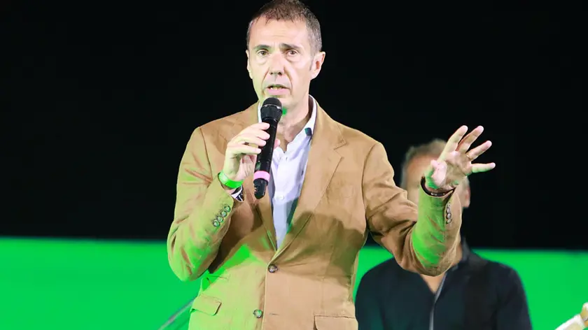 Il sindaco Alessandro Ciriani con lo sfondo neroverde