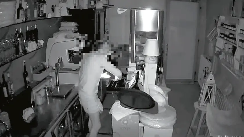 Il ladro ripreso dalle telecamere nel ristorante La Nicchia