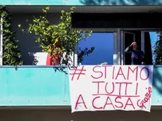 Tanti gli striscioni sui balconi degli italiani in questi giorni di quarantena con l'hashtag #iorestoacasa