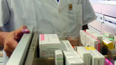 Un farmacista mostra i medicinali contenuti in una cassettiera, in una foto di archivio. Se la manovra economica 2011-2012 approvata dal Governo non sara' modificata nel corso dell'iter parlamentare del decreto, le farmacie private a rischio di immediata chiusura sarebbero circa il 25%, con il risultato che quasi un milione di cittadini verrebbero privati di un servizio di assistenza primario e fondamentale: e' l'allarme lanciato questa mattina dai responsabili laziali della federazione nazionale dei titolari di farmacia italiani (Federfarma). VIRGINIA FARNETI/GID