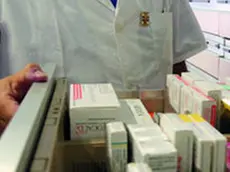 Un farmacista mostra i medicinali contenuti in una cassettiera, in una foto di archivio. Se la manovra economica 2011-2012 approvata dal Governo non sara' modificata nel corso dell'iter parlamentare del decreto, le farmacie private a rischio di immediata chiusura sarebbero circa il 25%, con il risultato che quasi un milione di cittadini verrebbero privati di un servizio di assistenza primario e fondamentale: e' l'allarme lanciato questa mattina dai responsabili laziali della federazione nazionale dei titolari di farmacia italiani (Federfarma). VIRGINIA FARNETI/GID