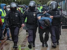 epa10203707 Russian policemen detain a person taking part in an unauthorized protest against Russia's partial military mobilization due to the conflict in Ukraine, in downtown Moscow, Russia, 24 September 2022. Russian President Putin announced in a televised address to the nation on 21 September, that he signed a decree on partial mobilization in the Russian Federation. Russian citizens who are in the reserve will be called up for military service. On 24 February 2022 Russian troops entered the Ukrainian territory in what the Russian president declared a 'Special Military Operation', starting an armed conflict that has provoked destruction and a humanitarian crisis. EPA/MAXIM SHIPENKOV