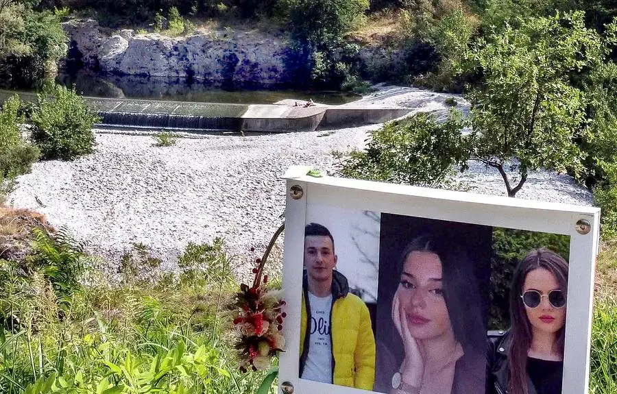 Le foto di Cristian, Bianca e Patrizia incastonate in una cornice bianca nel luogo dove familiari e amici hanno scrutato per giorni il fiume Natisone (foto Petrussi)