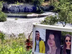 Le foto di Cristian, Bianca e Patrizia incastonate in una cornice bianca nel luogo dove familiari e amici hanno scrutato per giorni il fiume Natisone (foto Petrussi)